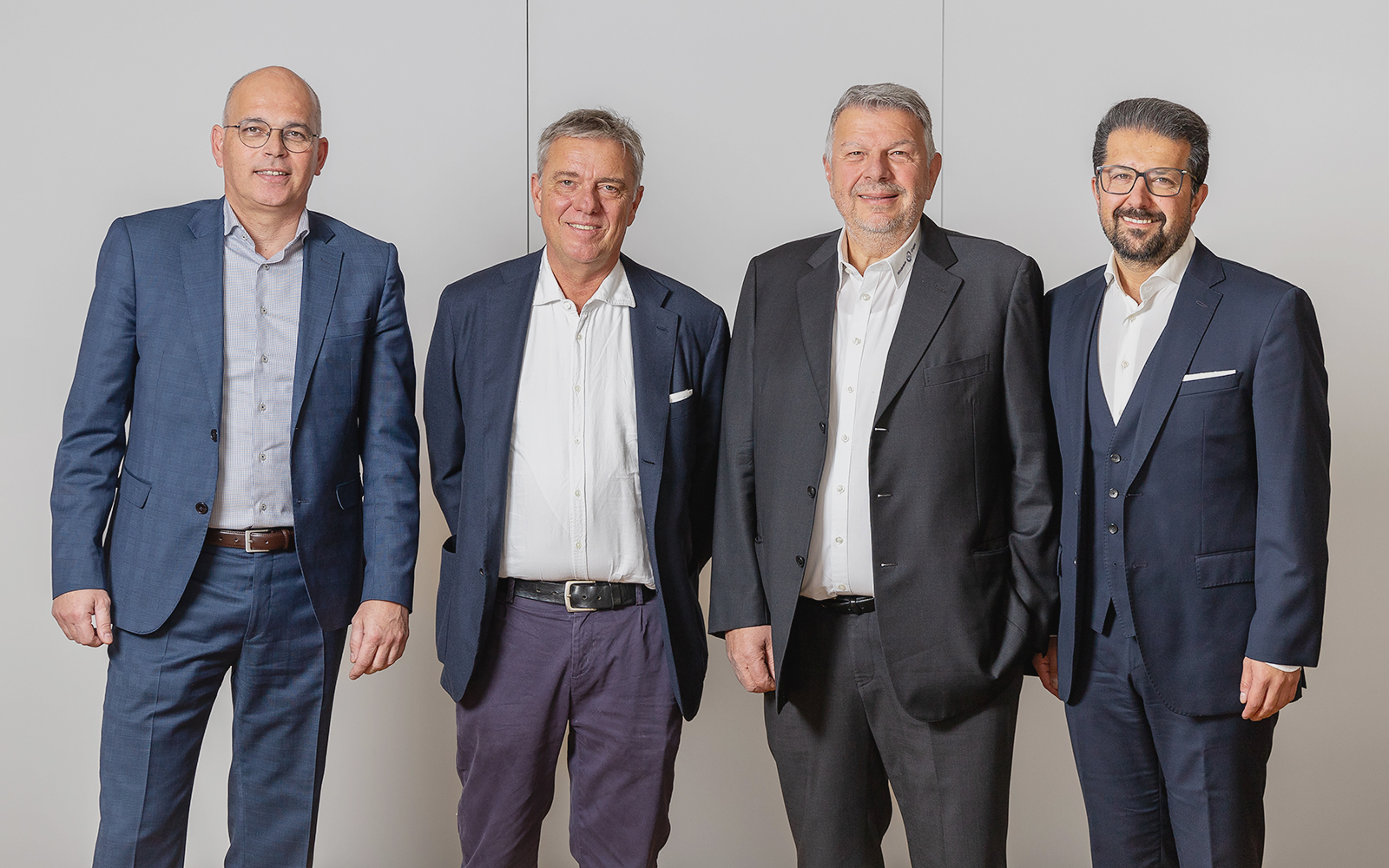 Apr&egrave;s la signature du contrat (de g. &agrave; dr.): Philippe Scherer (CEO de Peter Wiederkehr Holding AG), Tobias Thommen (propri&eacute;taire de Thommen Group AG), Peter Wiederkehr (propri&eacute;taire de Peter Wiederkehr Holding AG) et Pouyan Dardashti (CEO de Thommen Group AG).